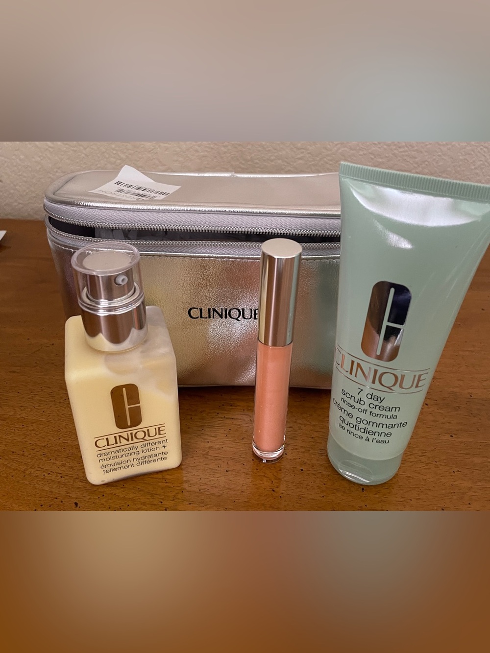 Clinique 4-Piece Lot: Dramatically Different Lotion, 7 Day Scrub, Lip Gloss, Bag